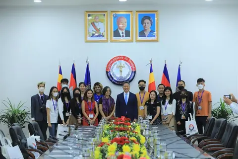 Adjie and the ASEAN Young Leaders Program delegates with Sun Chanthol, Deputy Prime Minister of Cambodia, around a meeting table
