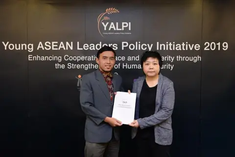 Adjie handing over a policy recommendations document at the Young ASEAN Leaders Policy Initiative